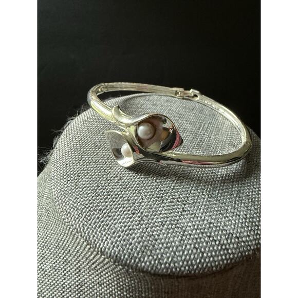 Avon Jewelry - Vintage Avon Bangle Bracelet Silver Tone Faux Pearl Calla Lilly Fairycore Whimsy